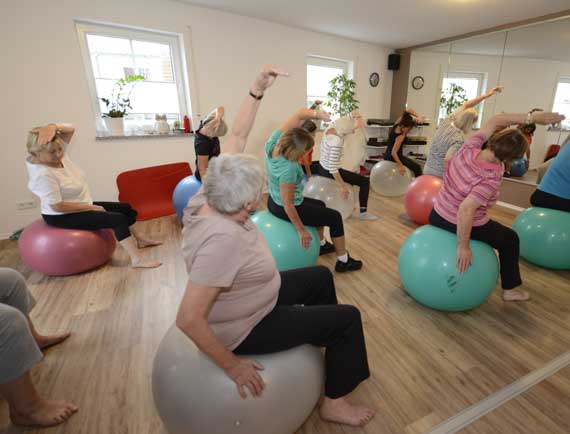 Gruppenkurs mit Gymnastikbällen