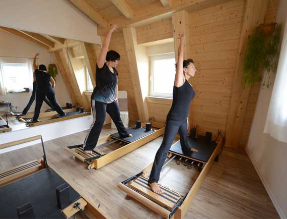 Trainierende beim Pilates Reformer im Studio
