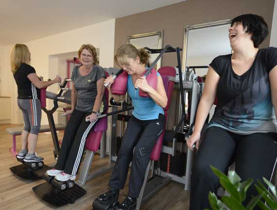 Person beim Ausdauertraining an einem Gerät im Studio