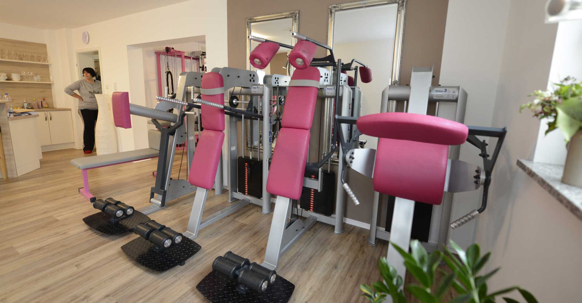 Trainingsraum mit Reihen pinker Trainingsgeräte